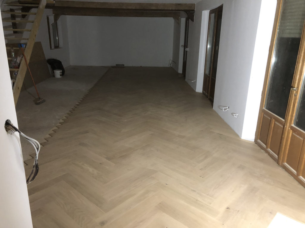 Pose parquet en bois massif baton rompu