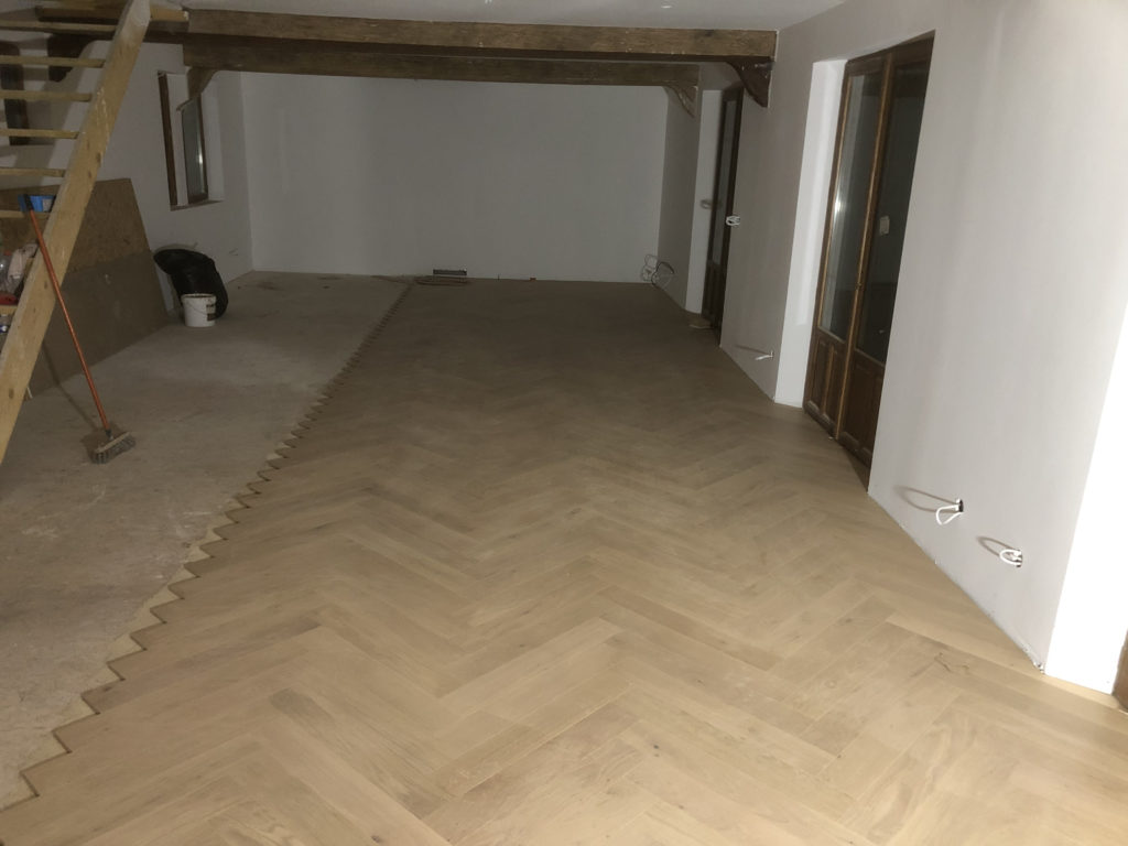 Pose parquet en bois massif baton rompu